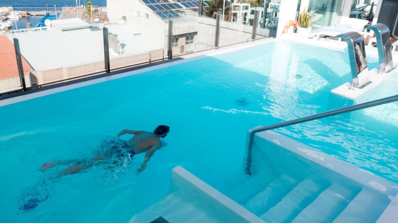 Gran Hotel Nagari Boutique & Spa Виго Экстерьер фото A man swimming in a rooftop pool